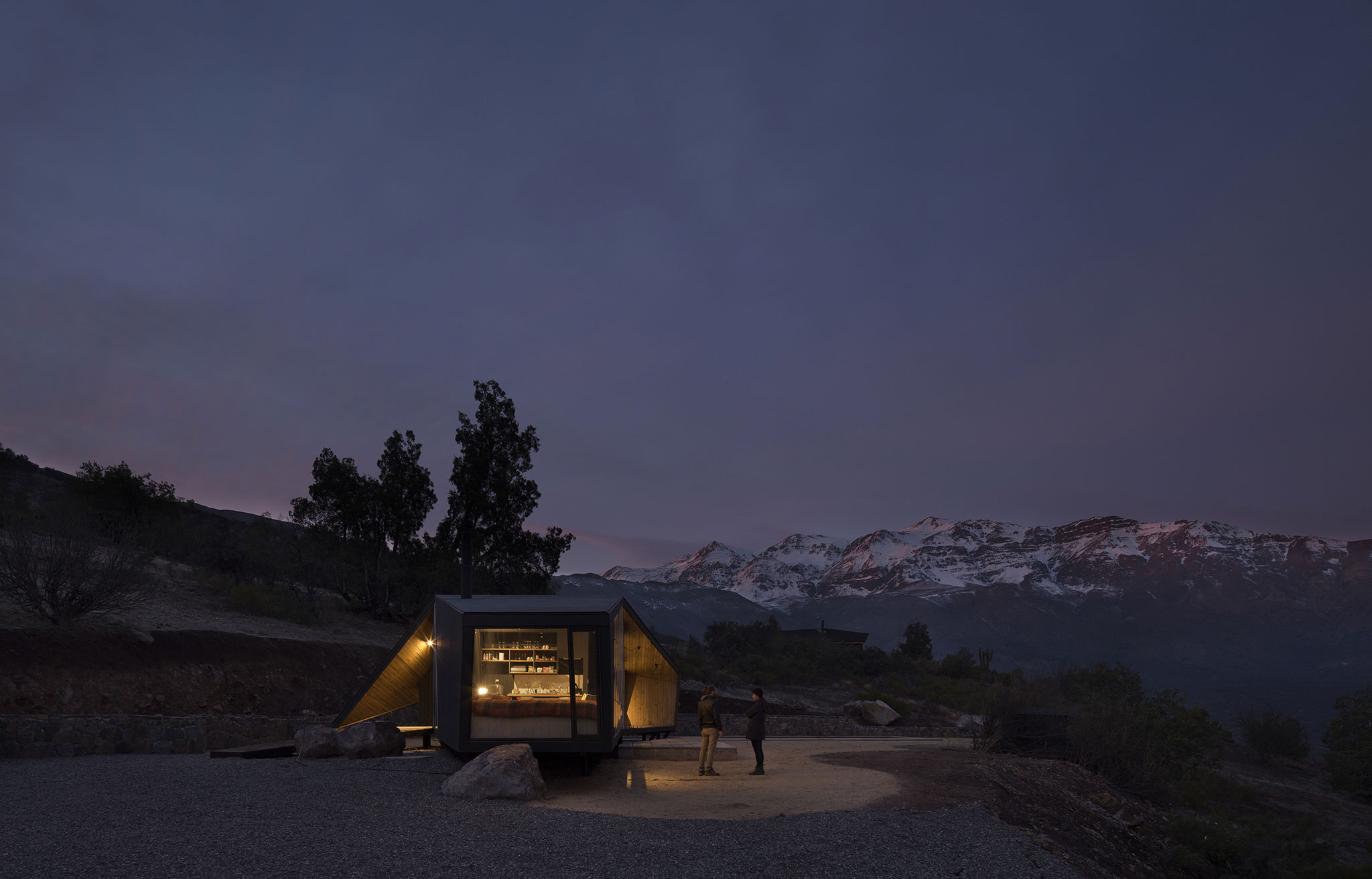 Tiny house contemporánea frente a las montañas